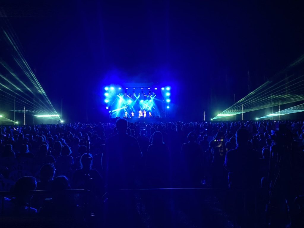 Weite Bühne mit blauer Lasershow