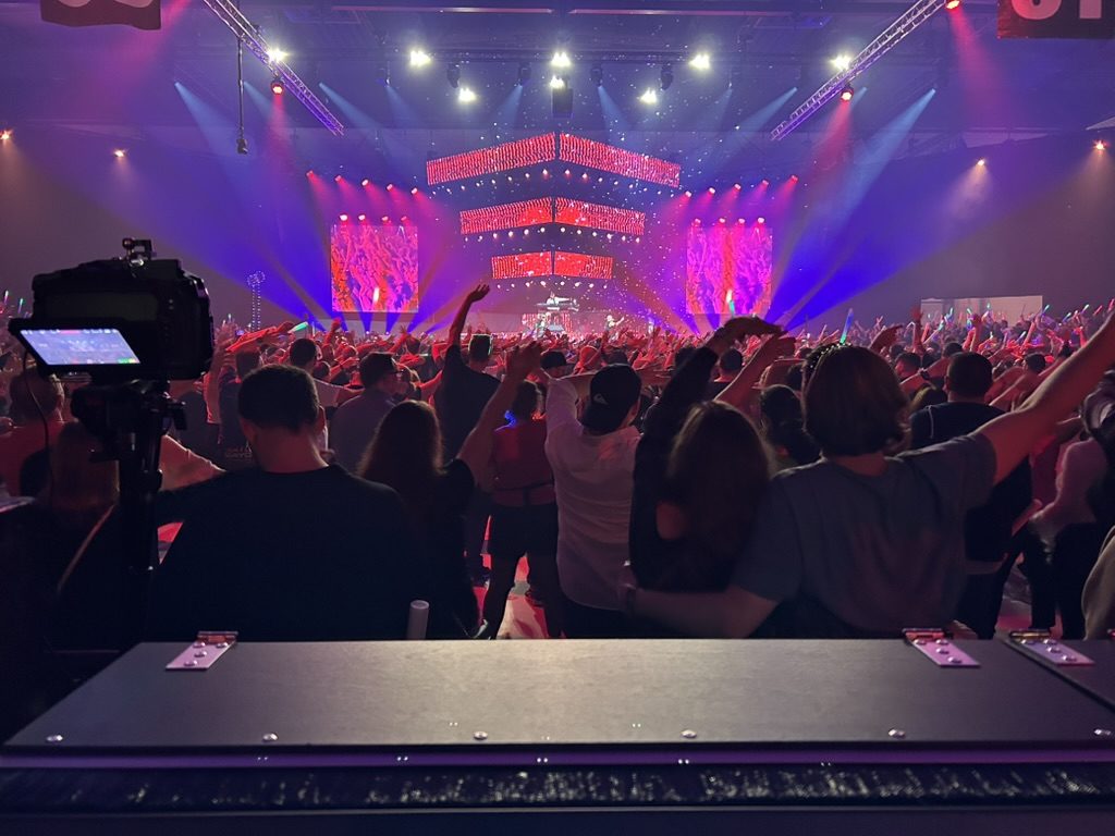 Rote Bühne mit Publikum in der Halle