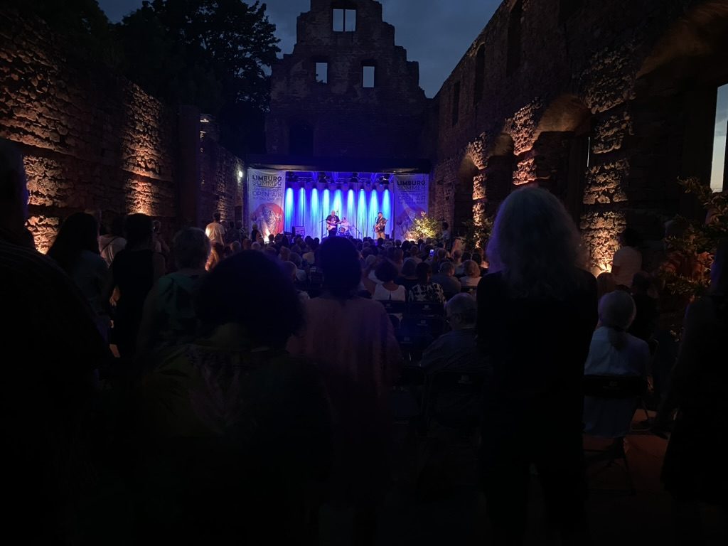 Open-Air-Konzert vor Schlosskulisse am Abend