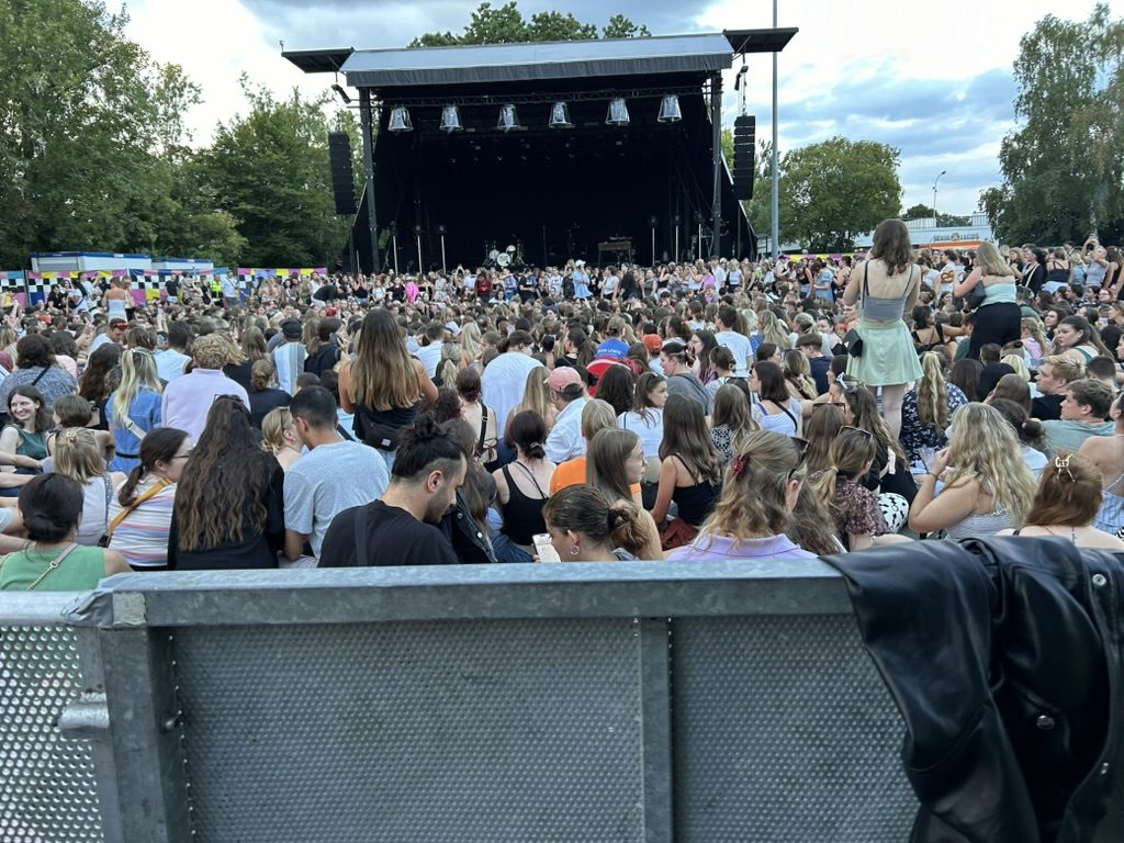 Open-Air-Festival bei Tag mit vollem Publikum