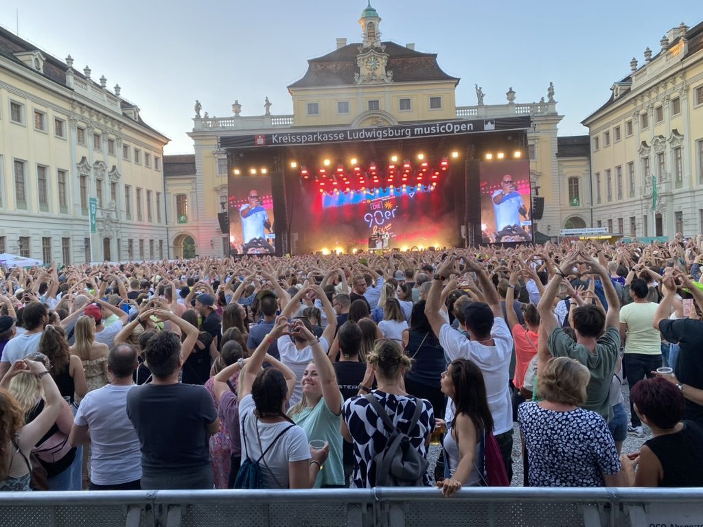 Torben Gerok am FOH-Pult vor blauer Bühne