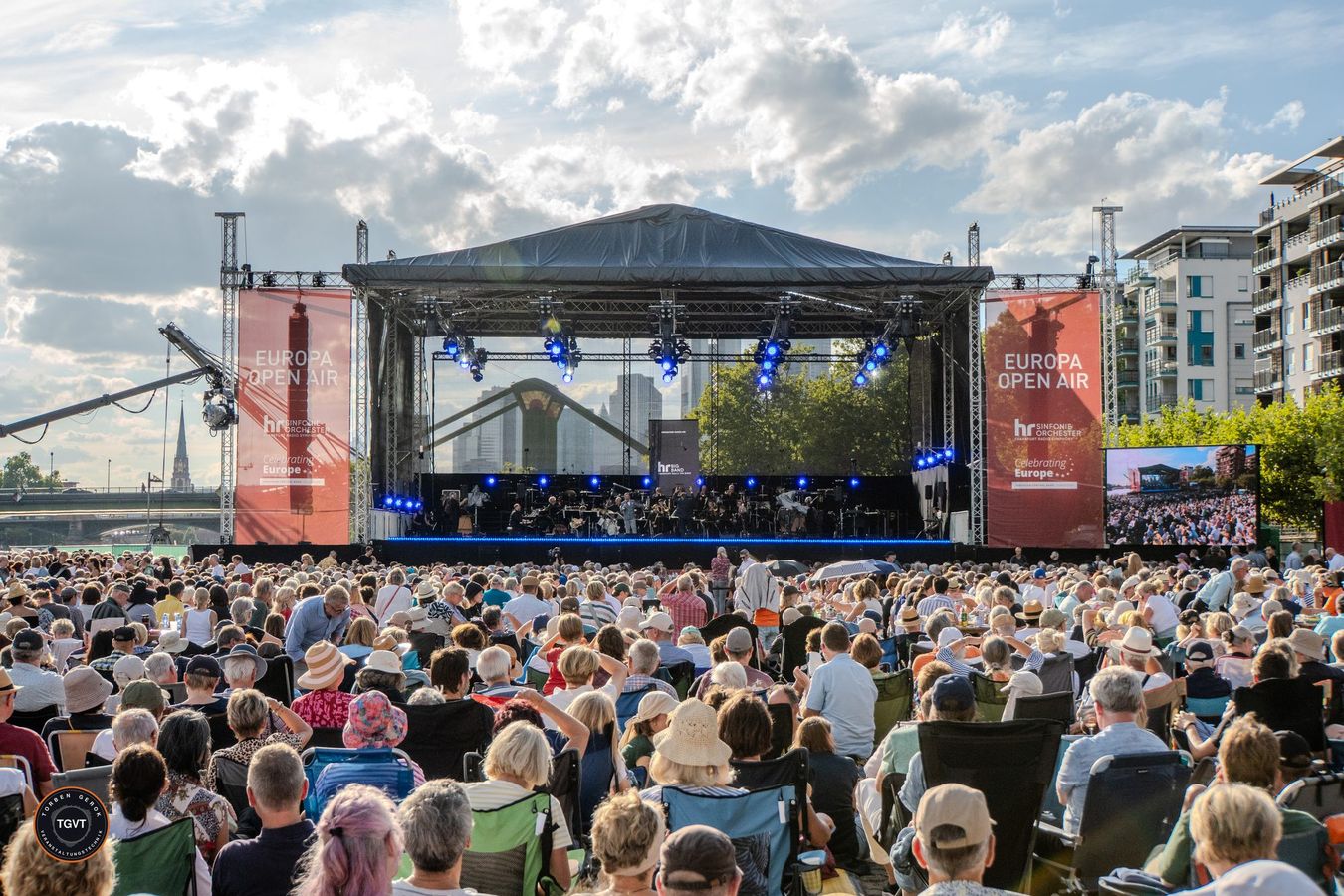 Open-Air-Bühne mit Orchester vor der Frankfurter Skyline