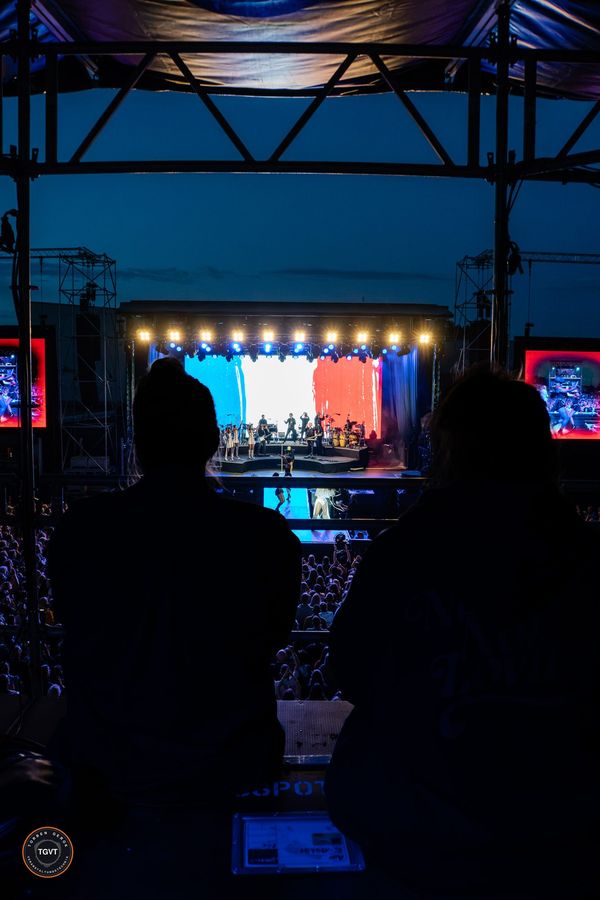 Blick vom FOH-Platz auf die Open-Air-Bühne am Abend